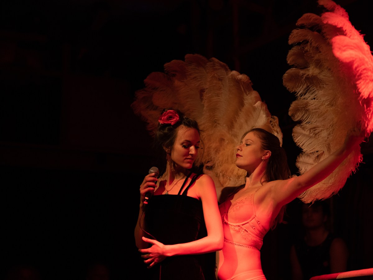 Feathers & grapefruit in videoclip&nbsp;Bubbles